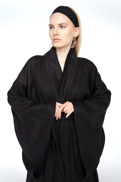 "Luksusa lina kimono halāts ar japāņu stila piedurknēm un garu jostu. Elegants dizains ar dziļu V veida izgriezumu priekšpusē un aizmugurē. Izgatavots no 100% Oeko-Tex sertificēta lina, kas regulē ķermeņa temperatūru un nodrošina komfortu gan karstā, gan aukstā laikā. Ideāla izvēle dāvanai vai ikdienas valkāšanai."

